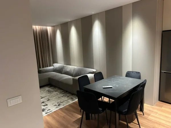 Tirane, jepet me qera apartament 1+1+Ballkon Kati 8, 65 m² 500 € (porcelan)