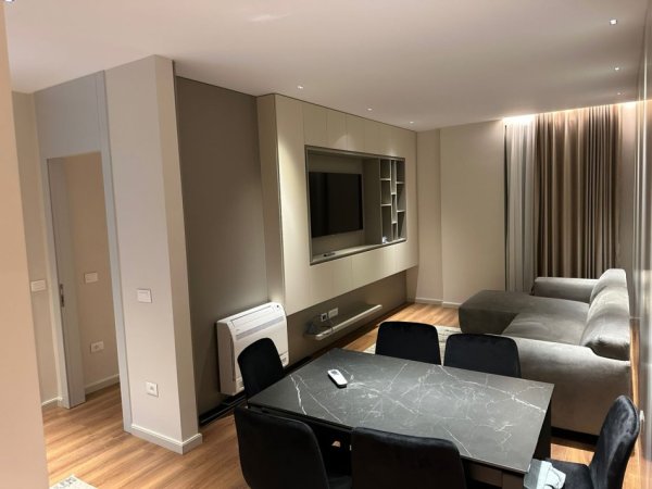 Tirane, jepet me qera apartament 1+1+Ballkon Kati 8, 65 m² 500 € (porcelan)