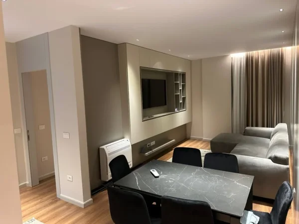 Tirane, jepet me qera apartament 1+1+Ballkon Kati 8, 65 m² 500 € (porcelan)