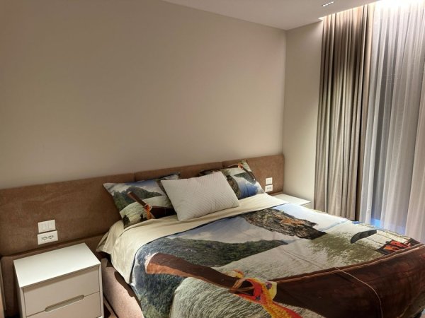 Tirane, jepet me qera apartament 1+1+Ballkon Kati 8, 65 m² 500 € (porcelan)