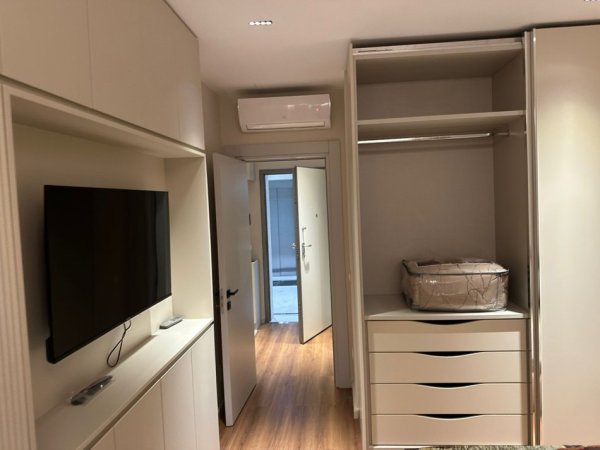 Tirane, jepet me qera apartament 1+1+Ballkon Kati 8, 65 m² 500 € (porcelan)