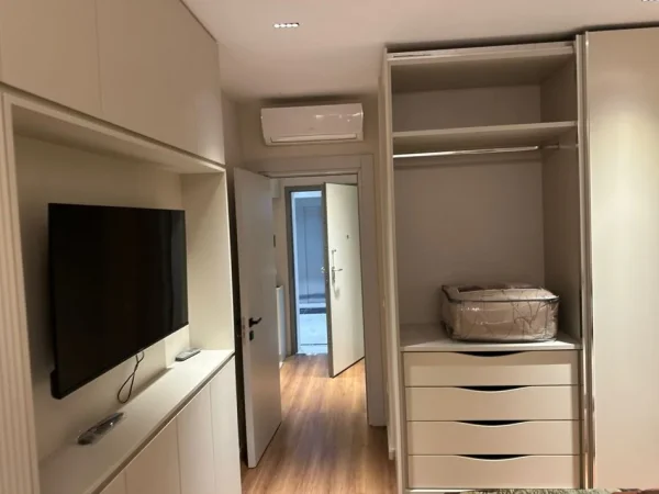 Tirane, jepet me qera apartament 1+1+Ballkon Kati 8, 65 m² 500 € (porcelan)