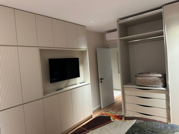 Tirane, jepet me qera apartament 1+1+Ballkon Kati 8, 65 m² 500 € (porcelan)