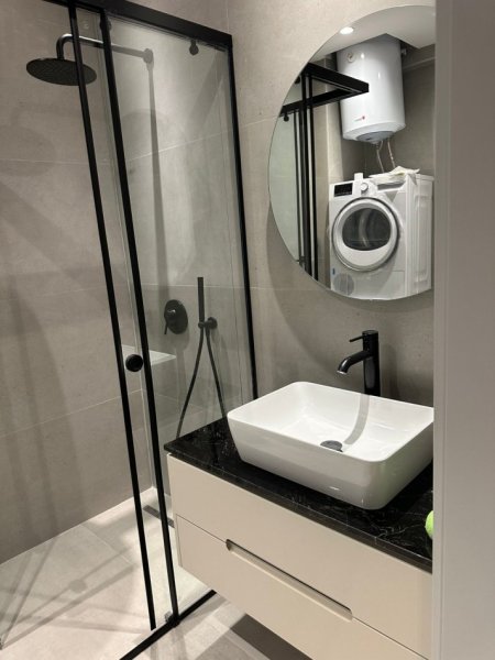 Tirane, jepet me qera apartament 1+1+Ballkon Kati 8, 65 m² 500 € (porcelan)