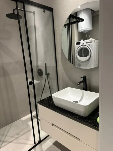 Tirane, jepet me qera apartament 1+1+Ballkon Kati 8, 65 m² 500 € (porcelan)