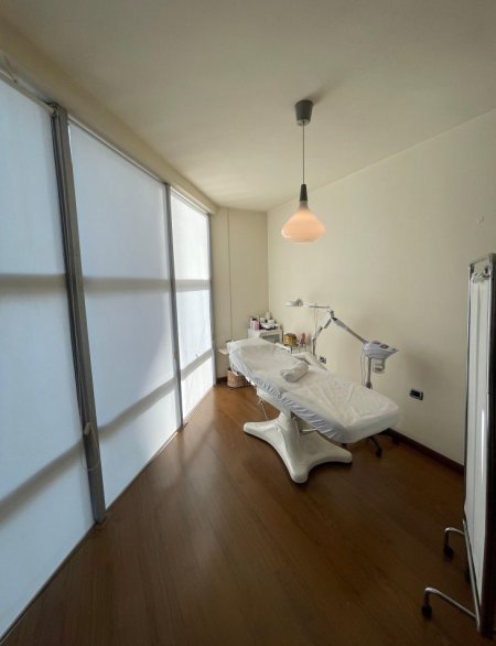 Tirane, jepet me qera ambjent biznesi Kati 1, 105 m² 1.200 € (Ish Ekspozita)