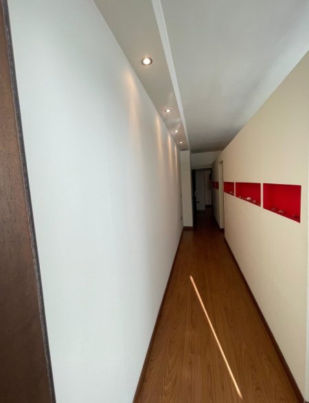 Tirane, jepet me qera ambjent biznesi Kati 1, 105 m² 1.200 € (Ish Ekspozita)