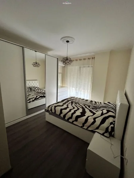 Tirane, jepet me qera apartament 2+1 Kati 3, 90 m² 450 € (fresk)
