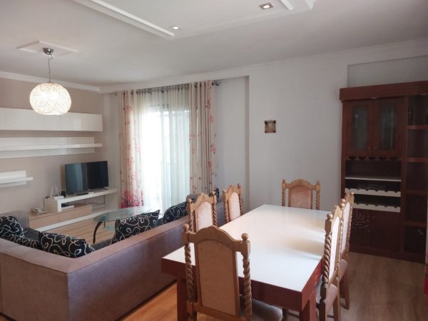 Tirane, jepet me qera apartament 3+1 Kati 5, 156 m² 900 € (Myslym Shyri)