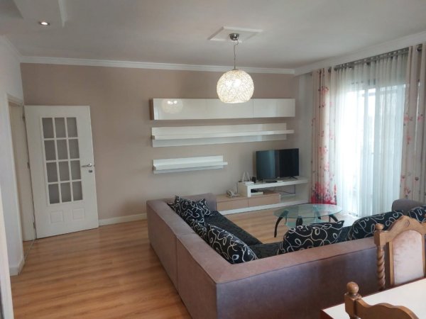 Tirane, jepet me qera apartament 3+1 Kati 5, 156 m² 900 € (Myslym Shyri)