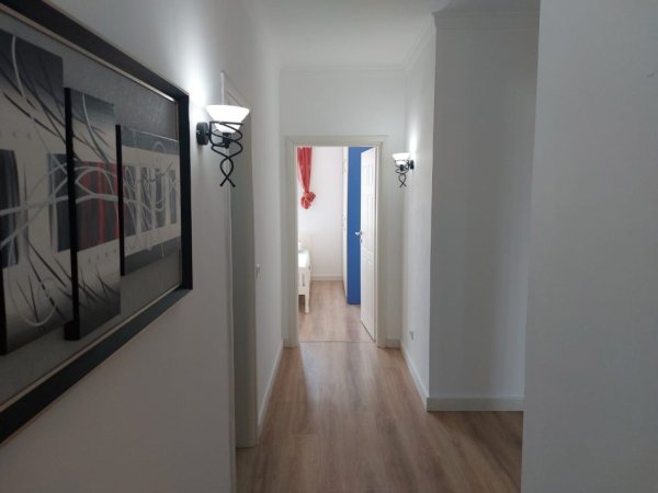 Tirane, jepet me qera apartament 3+1 Kati 5, 156 m² 900 € (Myslym Shyri)