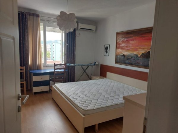 Tirane, jepet me qera apartament 3+1 Kati 5, 156 m² 900 € (Myslym Shyri)