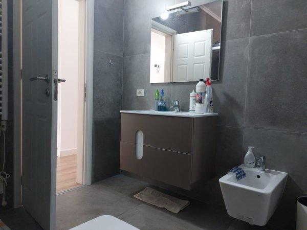 Tirane, jepet me qera apartament 3+1 Kati 5, 156 m² 900 € (Myslym Shyri)