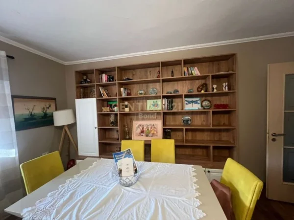 Tirane, jepet me qera apartament 2+1+Aneks+Ballkon Kati 3, 80 m² 700 € (Pazari i Ri)