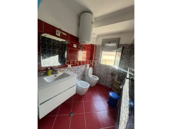 Tirane, jepet me qera apartament 2+1+Aneks+Ballkon Kati 3, 80 m² 700 € (Pazari i Ri)