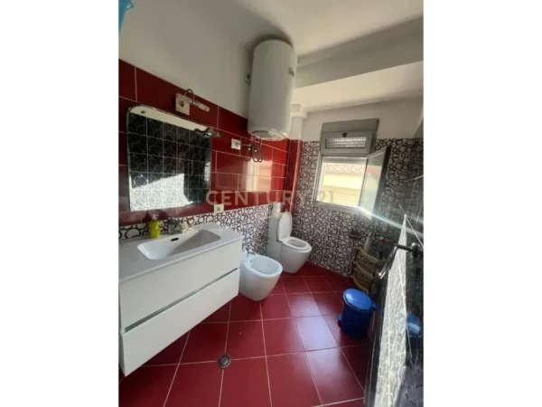 Tirane, jepet me qera apartament 2+1+Aneks+Ballkon Kati 3, 80 m² 700 € (Pazari i Ri)