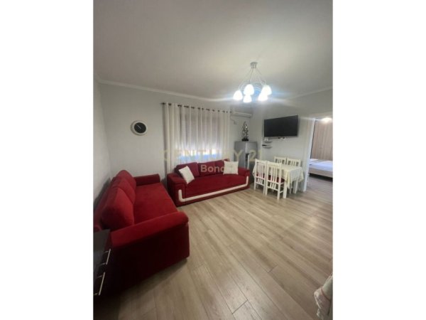 Tirane, jepet me qera apartament 2+1+Aneks+Ballkon Kati 5, 80 m² 700 € (Rruga e Barrikadave)