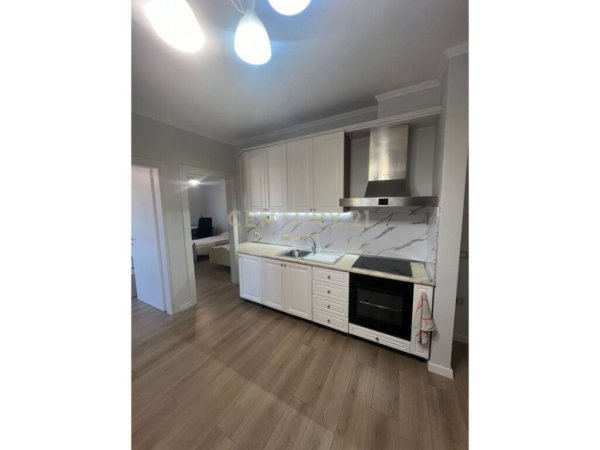 Tirane, jepet me qera apartament 2+1+Aneks+Ballkon Kati 5, 80 m² 700 € (Rruga e Barrikadave)