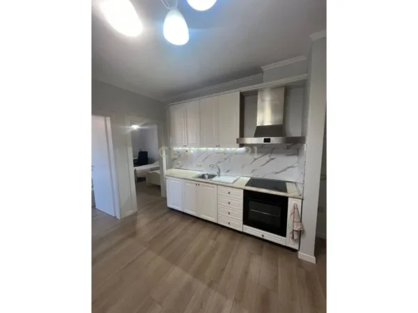 Tirane, jepet me qera apartament 2+1+Aneks+Ballkon Kati 5, 80 m² 700 € (Rruga e Barrikadave)