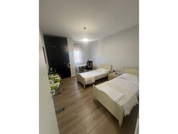 Tirane, jepet me qera apartament 2+1+Aneks+Ballkon Kati 5, 80 m² 700 € (Rruga e Barrikadave)