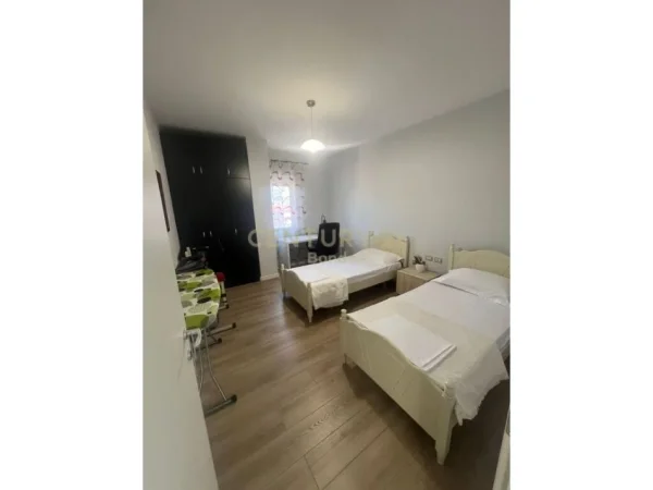 Tirane, jepet me qera apartament 2+1+Aneks+Ballkon Kati 5, 80 m² 700 € (Rruga e Barrikadave)
