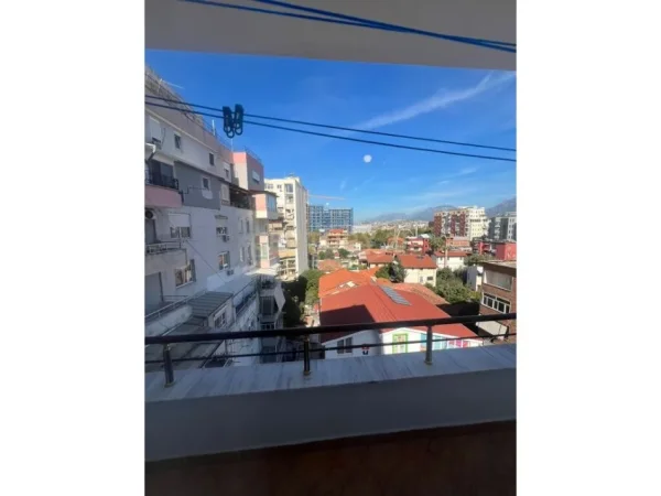 Tirane, jepet me qera apartament 2+1+Aneks+Ballkon Kati 5, 80 m² 700 € (Rruga e Barrikadave)