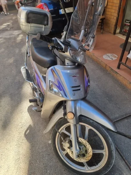 Tirane, shitet Motociklete Dayang , gri metalizato 9.000 km 1.000 €