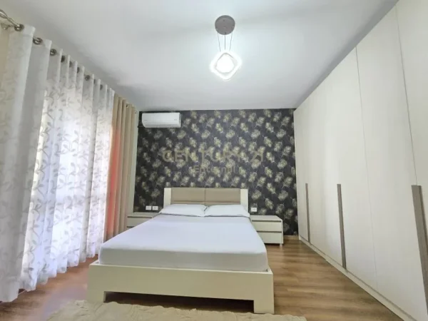 Tirane, jepet me qera apartament 2+1+Aneks+Ballkon Kati 2, 103 m² 700 € (Kopshti Botanik)
