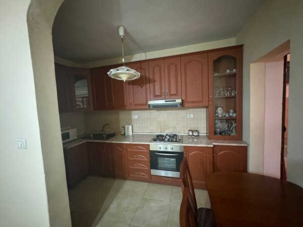 Tirane, jepet me qera apartament 2+1+Ballkon Kati 1, 80 m² 400 € (Te Gjimnazi Partizani)