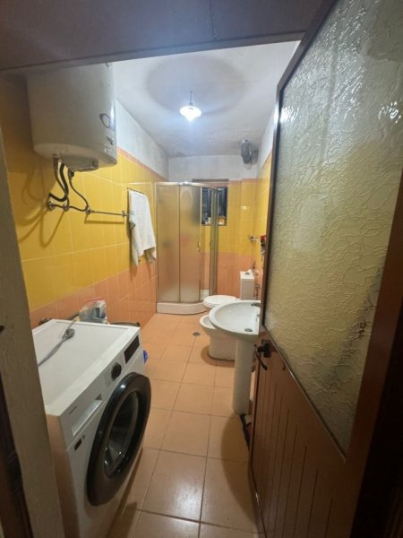 Tirane, jepet me qera apartament 2+1+Ballkon Kati 1, 80 m² 400 € (Te Gjimnazi Partizani)