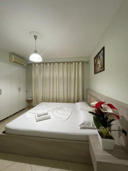 Tirane, jepet me qera apartament 1+1+Aneks+Ballkon Kati 2, 58 m² 600 € (Rr. E Durresit te kafe Flora)