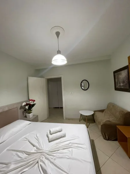 Tirane, jepet me qera apartament 1+1+Aneks+Ballkon Kati 2, 58 m² 600 € (Rr. E Durresit te kafe Flora)