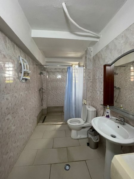 Tirane, jepet me qera apartament 1+1+Aneks+Ballkon Kati 2, 58 m² 600 € (Rr. E Durresit te kafe Flora)
