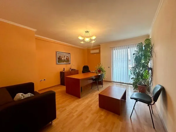 Tirane, jepet me qera zyre 1+1+bllk, Kati 2, 70 m² 600 € (Vasil Shanto te Furra Eleniko)