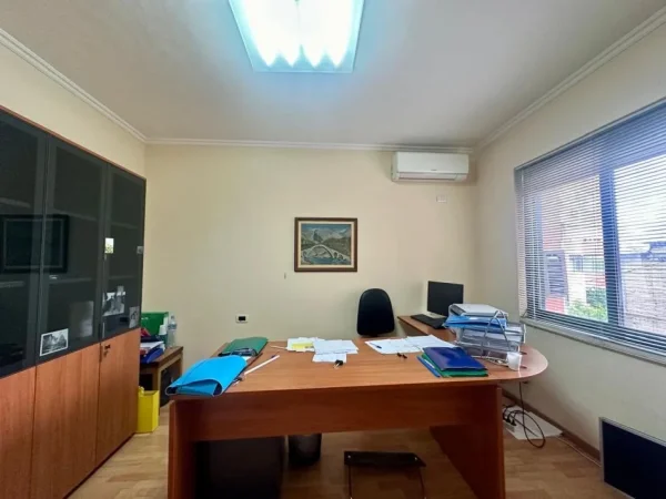 Tirane, jepet me qera zyre 1+1+bllk, Kati 2, 70 m² 600 € (Vasil Shanto te Furra Eleniko)