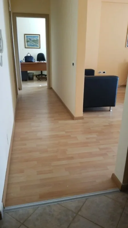 Tirane, jepet me qera zyre 1+1+bllk, Kati 2, 70 m² 600 € (Vasil Shanto te Furra Eleniko)