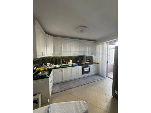 Tirane, shitet apartament 2+1+Ballkon Kati 3, 113 m² 295.000 € (Barrikadave)