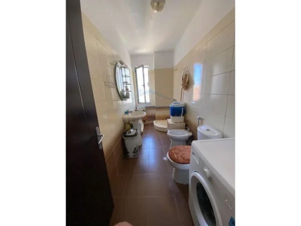 Tirane, jepet me qera apartament 2+1 Kati 8, 103 m² 450 € (Astrit Losha)