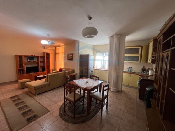 Tirane, jepet me qera 1+1 Kati 5, 76 m² 550 € (Sheshi Willson)