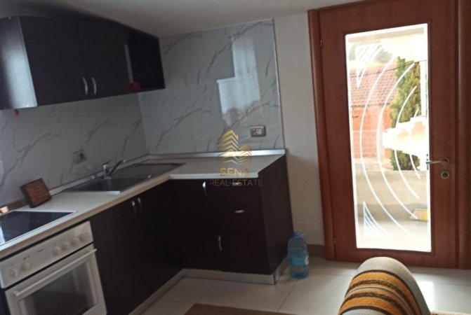 Tirane, jepet me qera shtepi 2+1+Ballkon Kati 3, 120 m² 300 € (Rruga Gezim Kaceli)