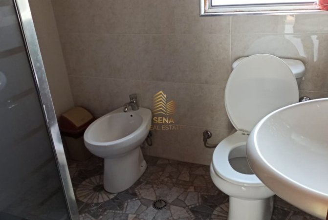 Tirane, jepet me qera shtepi 2+1+Ballkon Kati 3, 120 m² 300 € (Rruga Gezim Kaceli)