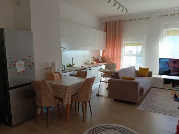 Tirane, jepet me qera apartament 2+1+Ballkon Kati 5, 90 m² 500 € (Ali Demi)