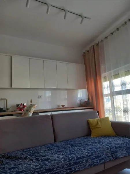 Tirane, jepet me qera apartament 2+1+Ballkon Kati 5, 90 m² 500 € (Ali Demi)