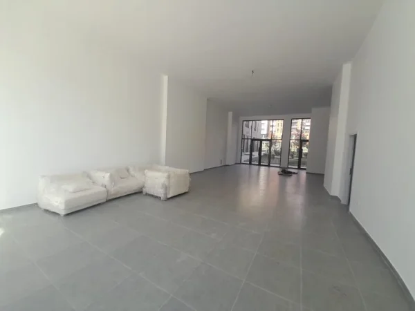 Tirane, jepet me qera ambjent biznesi Kati 0, 131 m² 2.000 € (QSUT)