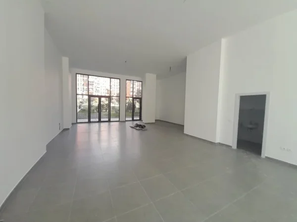 Tirane, jepet me qera ambjent biznesi Kati 0, 131 m² 2.000 € (QSUT)