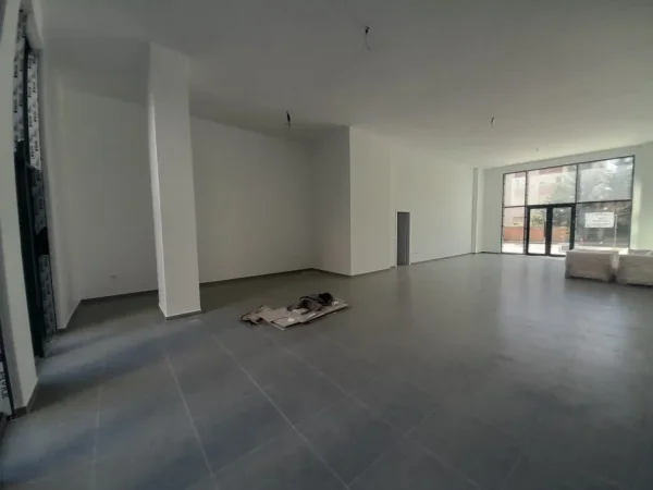 Tirane, jepet me qera ambjent biznesi Kati 0, 131 m² 2.000 € (QSUT)