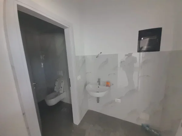 Tirane, jepet me qera ambjent biznesi Kati 0, 131 m² 2.000 € (QSUT)