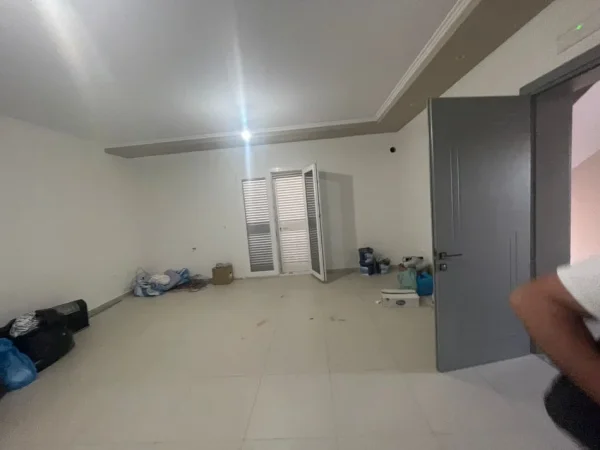 Tirane, jepet me qera zyre Kati 2, 