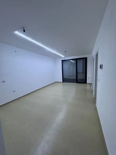 Tirane, jepet me qera zyre Kati 2, 60 m² 450 € (Rruga Kongresi i Manastirit)