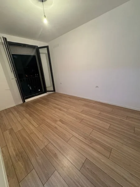 Tirane, jepet me qera zyre Kati 2, 60 m² 450 € (Rruga Kongresi i Manastirit)
